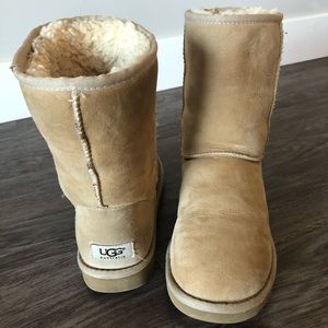 Women’s Classic Short Ugg Boots in sand Size 7